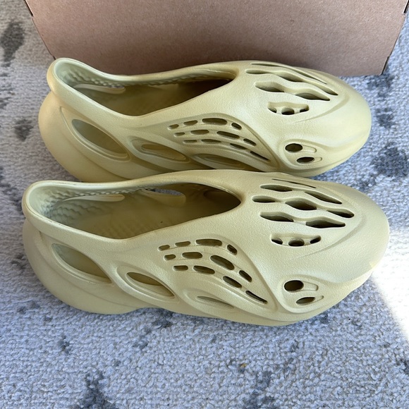 adidas Yeezy Foam RNNR - Picture 6 of 10